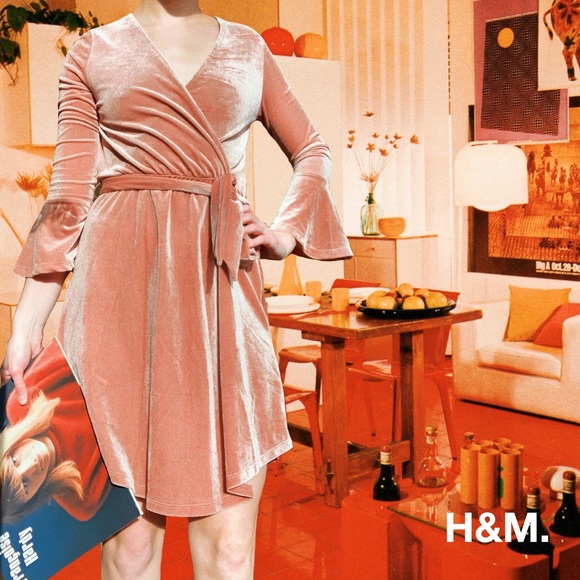 H&M Dresses & Skirts - H&M 〰️ VELVET BELL SLEEVE DRESS